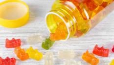 Un bote con gominolas enriquecidas con  propiedades nutricionales