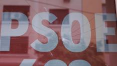 Cartel del PSOE en la sede de Ferraz.