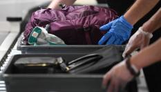 Control de equipaje de mano en un aeropuerto europeo.