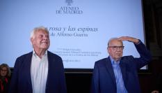 Felipe González y Alfonso Guerra en la presentación del libro 'La rosa y las espinas'.