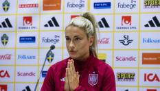 Gesto de Alexia Putellas durante su comparecencia junto a Irene Paredes