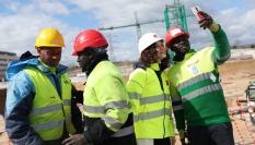 La presidenta de la Comunidad de Madrid, Isabel Díaz Ayuso, sacándose un selfi con un operario en una de las actuaciones enmarcadas en el Plan Vive.