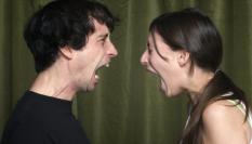 Dos personas peleándose