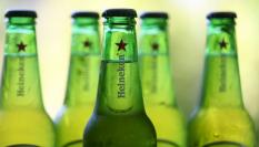 Imagen de archivo de botellines de cerveza de Heineken.