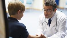 Un pediatra atiende a un niño, en una imagen de archivo