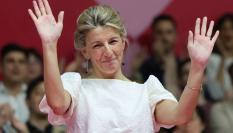 Yolanda Díaz saluda en un acto de Sumar