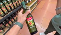Una pareja de españoles visita un supermercado de México y alucinan con lo que pasa con el aceite de oliva