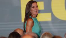 La reina, muy sonriente y vestida de verde, llega a la entrega de los Premios Retina Eco.