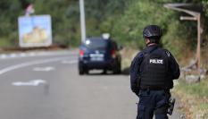 Un policía de Kosovo en la zona en la que se han atrincherado los asaltantes armados.