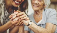 Dos mujeres cogiéndose de la mano.