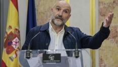 El portavoz de BNG en el Congreso, Néstor Rego, hace una declaración a la prensa durante un receso tras escuchar el discurso del candidato Alberto Núñez Feijóo.