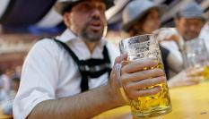 Imagen de archivo de un visitante del Paulaner Oktoberfest celebrado en Madrid en 2022.