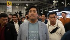 Vacharaesorn Vivacharawongse, hijo 'repudiado' del rey de Tailandia, vuelve a su país 27 años después.