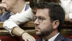El presidente de la Generalitat, Pere Aragonès, escucha a la portavoz de ERC, Marta Villalta, antes de su intervención inicial en el debate de política general en el Parlament de Catalunya, que se celebra con las negociaciones para la investidura de Pedro Sánchez como telón de fondo, en un momento en el que ERC da por descontada la amnistía e insiste en reclamar un referéndum.