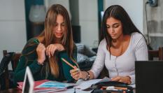 Imagen de archivo de dos alumnas universitarias.