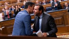 Oscar Puente saluda a Pedro Sánchez después de su discurso en el pleno de investidura.