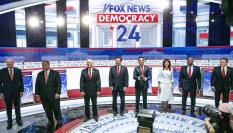 os precandidatos republicanos (i-d): Asa Hutchinson, gobernador de Arkansas; Chris Christie, exgobernador de Nueva Jersey; el exvicepresidente Mike Pence; Ron DeSantis, gobernador de Florida; el empresario Vivek Ramaswamy; Nikki Haley, exgobernadora de Carolina del Sur; el senador estadounidense Tim Scott; y Doug Burgum, gobernador de Dakota del Norte, posan durante el anterior debate, el 23 de agosto de 2023 en Milwaukee, Wisconsin (EEUU).