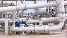 Trabajadores en una refinería de gas.