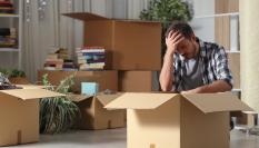 Un joven en una mudanza.