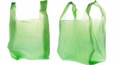Las bolsas compostables están hechas con fécula vegetal y cuando se descomponen y se convierten en abono.