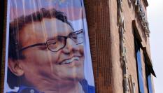 Lona colgada en un edificio de Quito para recordar a Fernando Villavicencio.