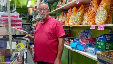 Marcelo García tras el mostrados de su local, donde vende golosinas y todo tipo de comestibles.