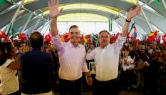 El presidente del Gobierno en funciones, Pedro Sánchez (i), junto a Juan Espadas (d).