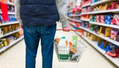 Foto de archivo de un hombre comprando en un supermercado.