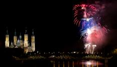 Fuegos artificiales durante las fiestas de El Pilar en Zaragoza en una imagen de archivo.