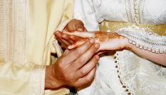 Una pareja de novios, en Marruecos, vestidos para la ocasión.