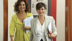 La ministra de Hacienda en funciones, María Jesús Montero (i), y la ministra en funciones de Política Territorial y Portavoz del Gobierno, Isabel Rodríguez (d), se dirigen a comparecer rueda de prensa tras la reunión del Consejo de Ministros.