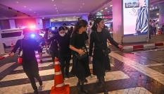 Personas huyendo del centro comercial de lujo Siam Paragon, tras el tiroteo perpetrado supuestamente por un menor de 14 años.