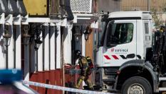 Un bombero accede al interior de las discotecas incendiadas en Murcia.