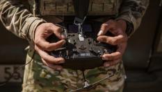 Un soldado ucraniano opera un dron, en una imagen de archivo
