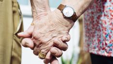 Dos jubilados cogidos de la mano