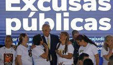 El ministro Iván Velásquez (c), junto a las madres de víctimas de falsos positivos.