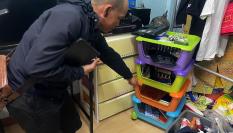 Imagen del registro en la habitación del adolescente que perpetró el tiroteo en un centro comercial de lujo de Bangkok (Tailandia). El agente halla munición.