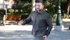 El mandatario ucraniano, Volodímir Zelenski, caminando hacia la sede de la cumbre internacional en Granada.