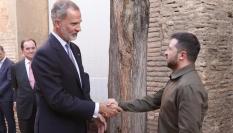 Felipe VI recibe y saluda a Volodimir Zelenski antes de su reunión en Granada