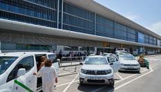 Imagen de archivo de taxis frente al aeropuerto de Ibiza.