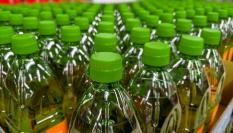 Botellas de aceite de oliva en un supermercado.