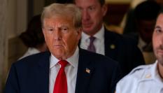 Donald Trump abandona los juzgados de Nueva York en los que asiste a un juicio sobre fraude fiscal.