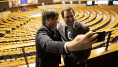 Imagen de archivo de los eurodiputados Carles Puigdemont y Toni Comín sacándose un selfi en el Parlamento Europeo.