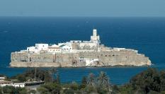 El peñón de Alhucemas fotografiado desde la costa de Marruecos, en una imagen de archivo
