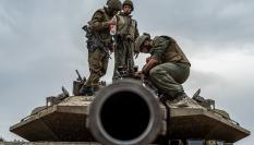 Soldados israelíes sobre un tanque en la frontera con Gaza.