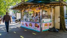 Un puesto de comida ambulante parisino que vende crepes, en una imagen de archivo