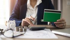 Imagen de una mujer comprobando su extracto bancario.