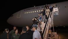 Los pasajeros del A330 español que han llegado de Israel a Torrejón de Ardoz.