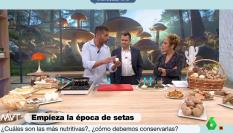 Pablo Ojeda con los presentadores de Más Vale Tarde preparando varias recetas con setas