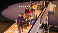 Algunos de los repatriados desde Israel a España a su llegada a Torrejón de Ardoz.